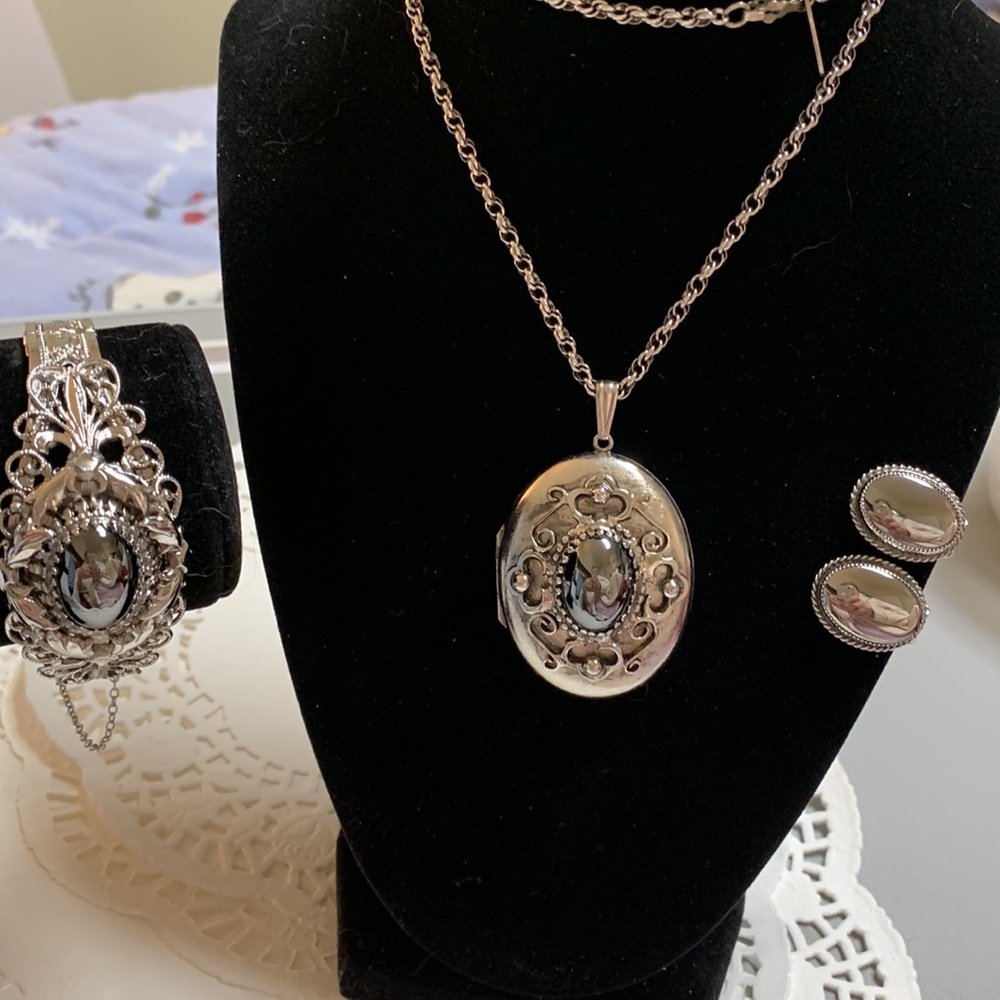 Whiting and Davis Vintage Locket bracelet earrings size Small to medium 2” 1/4” - Picture 9 of 13